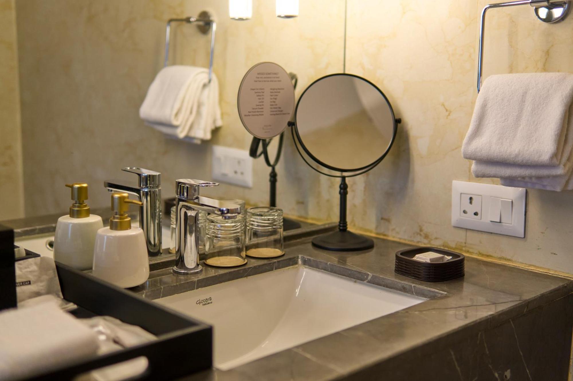 Dimāpur Shulem Boutique Hotel מראה חיצוני תמונה